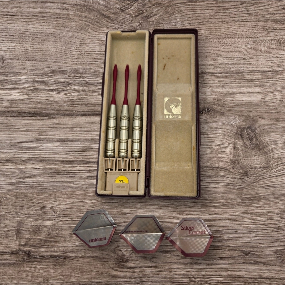 Vintage Unicorn Silver Darts Set with Silver Comet Flights